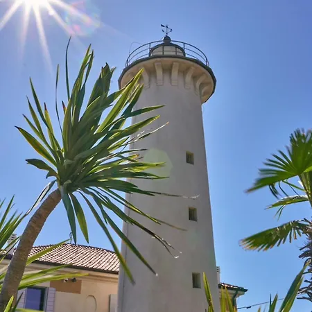 In A Modern Coastal Building Apartman *